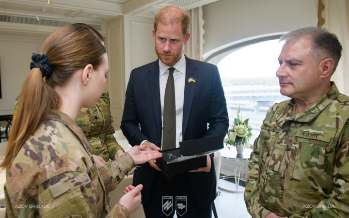 Бійці "Азову" зустрілись з принцом Гаррі та подарували йому символічний подарунок