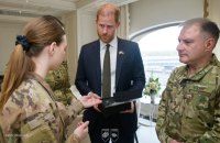 Бійці "Азову" зустрілись з принцом Гаррі та подарували йому символічний подарунок