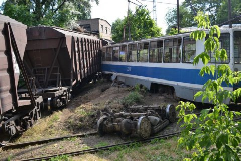 Під час зіткнення трамвая з вантажним поїздом у Дніпрі загинув залізничник