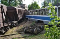 При столкновении трамвая с грузовым поездом в Днепре погиб железнодорожник 