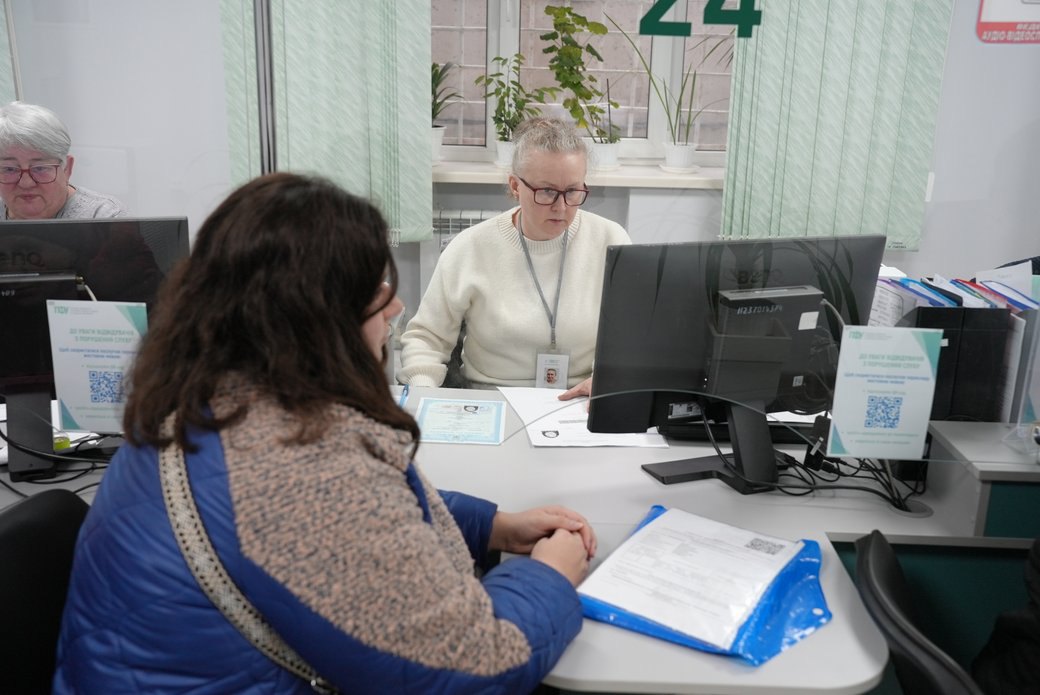 Ірина Балак подає документи на виплати на дітей в обласному управління Пенсійного фонду, січень 2026 року. 