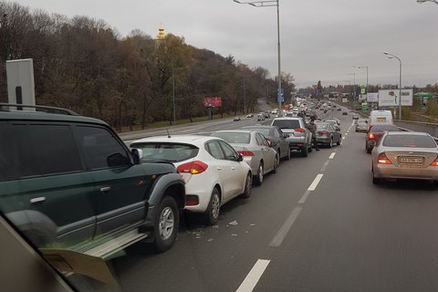 Біля Дарницького мосту в Києві зіткнулися 12 автомобілів