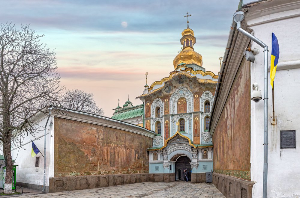 Святі ворота Лаври — Троїцька надбрамна церква 