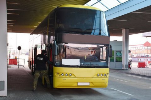 У Польщу не пустили український автобус через ковід у пасажира