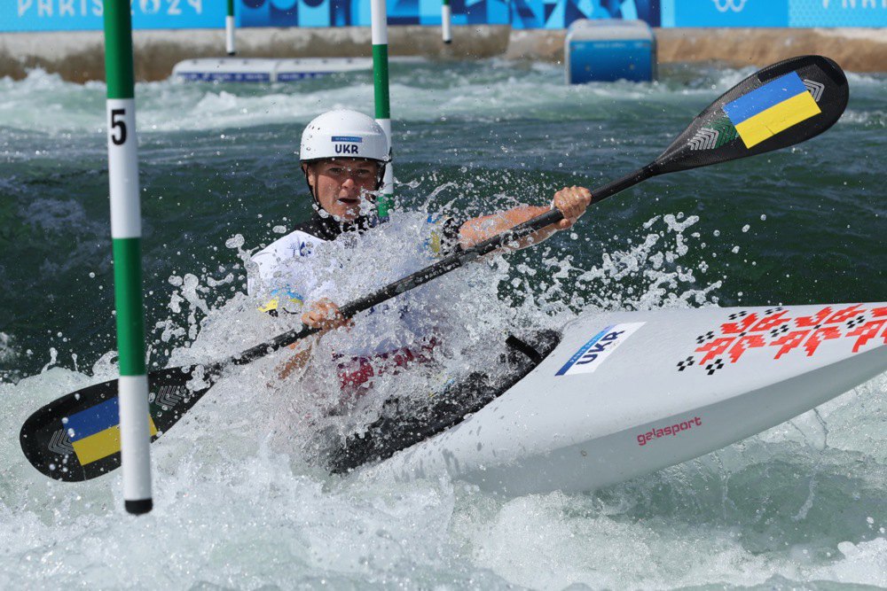 Українка Вікторія Ус під час півфіналу жіночої веслування на байдарках-одиночках у змаганнях зі слалому на каное на Олімпійських іграх у Парижі 2024 року на морському стадіоні Вер-сюр-Марн, Вер-сюр-Марн, Франція, 28 липня 2024 року.