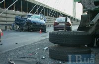 На Південному мосту в Києві в жахливому зіткненні BMW X5 і вантажівки Нацгвардії загинула жінка