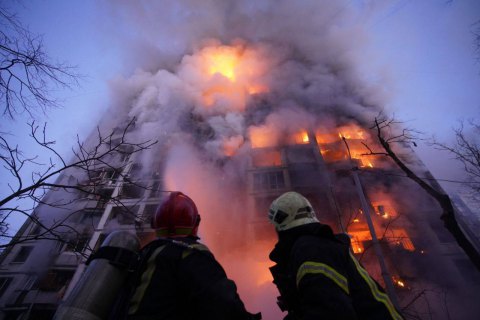 У різних районах Києва пролунали вибухи, загорілись три багатоповерхівки і загинуло четверо людей (оновлено)