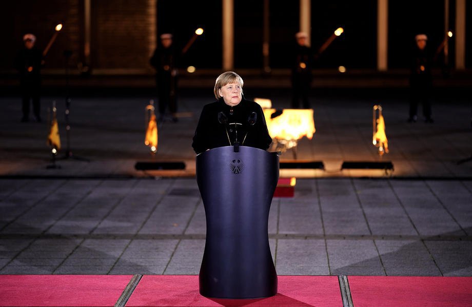 Ангела Меркель на церемонии Großer Zapfenstreich