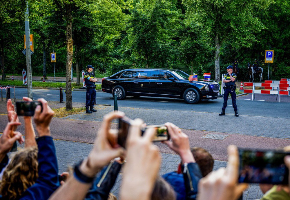 Кортеж Трампа прибуває до палацу Гейс-тен-Бос для участі у вечері з лідерами країн учасниць саміту НАТО. 