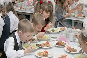 В школах Кировограда дети питаются кашей без масла и водой