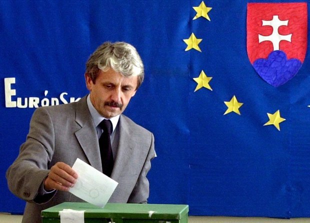 Миколаш Дзуринда во время голосования на референдуме о вступлении Словакии в ЕС в 2003 г.