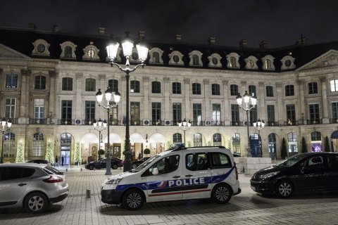 В Париже бандиты с топорами ограбили ювелирный магазин и потеряли часть награбленного