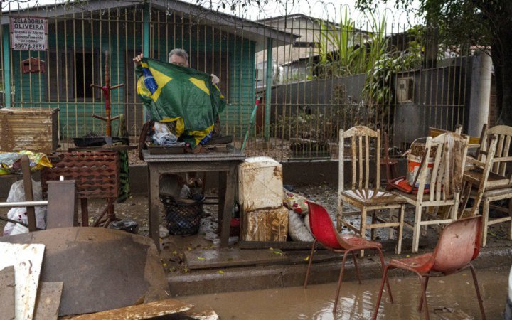 На південь Бразилії після недовгої перерви повернулися зливи