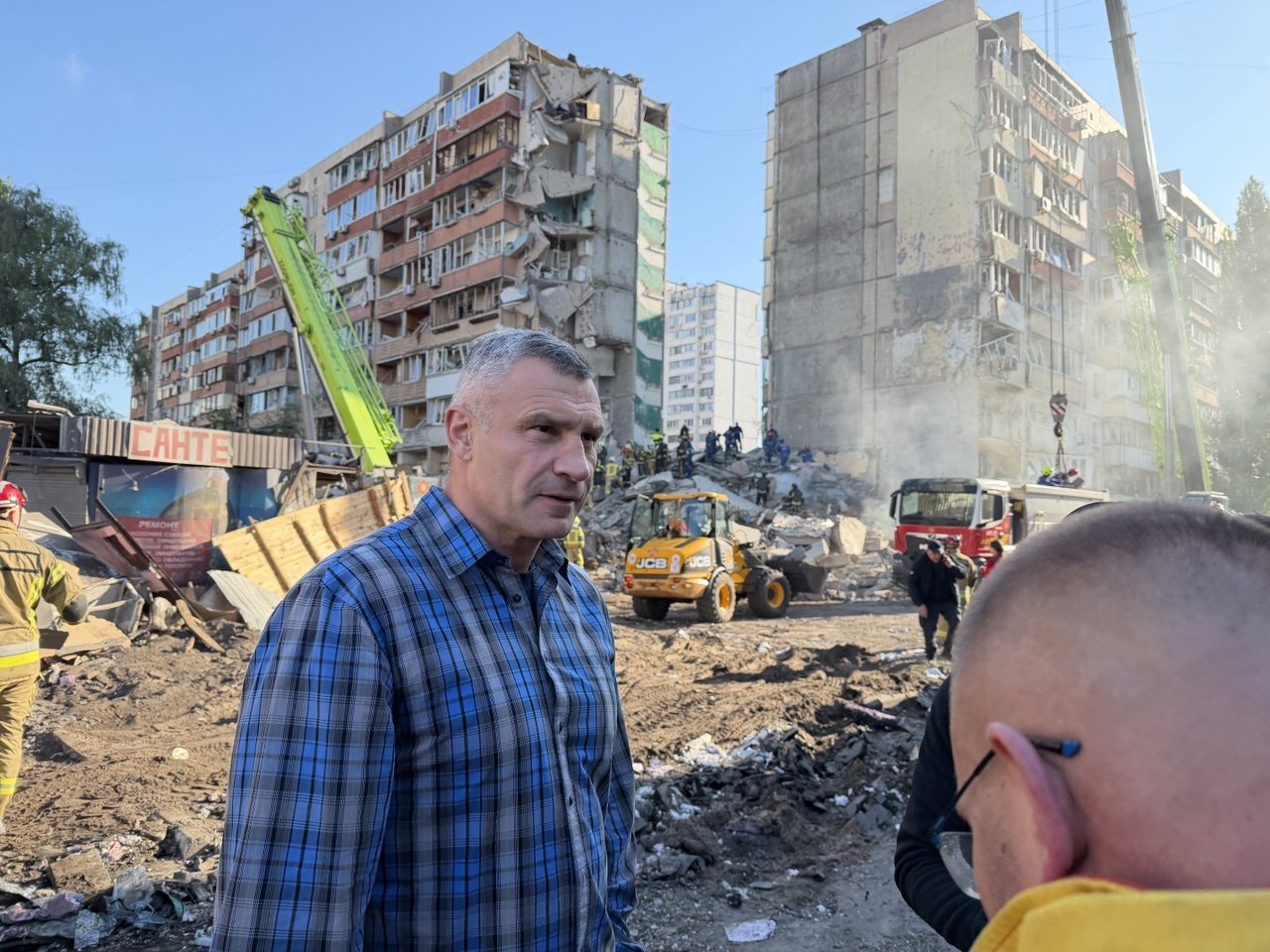 Віталій Кличко біля пошкодженого внаслідок російської атаки 9-поверхового житлового будинку в Дарницькому районі, 14 травня 2026 року
