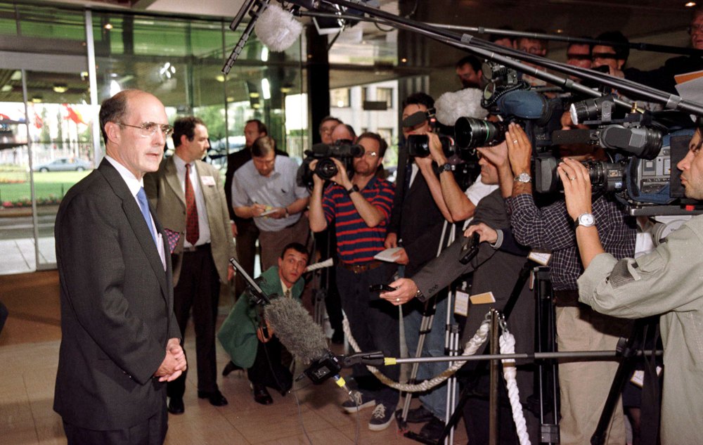 Заступник держсекретаря США Строуб Телботт спілкується з пресою перед головним входом у штаб-квартиру НАТО, 3 червня 1999.
