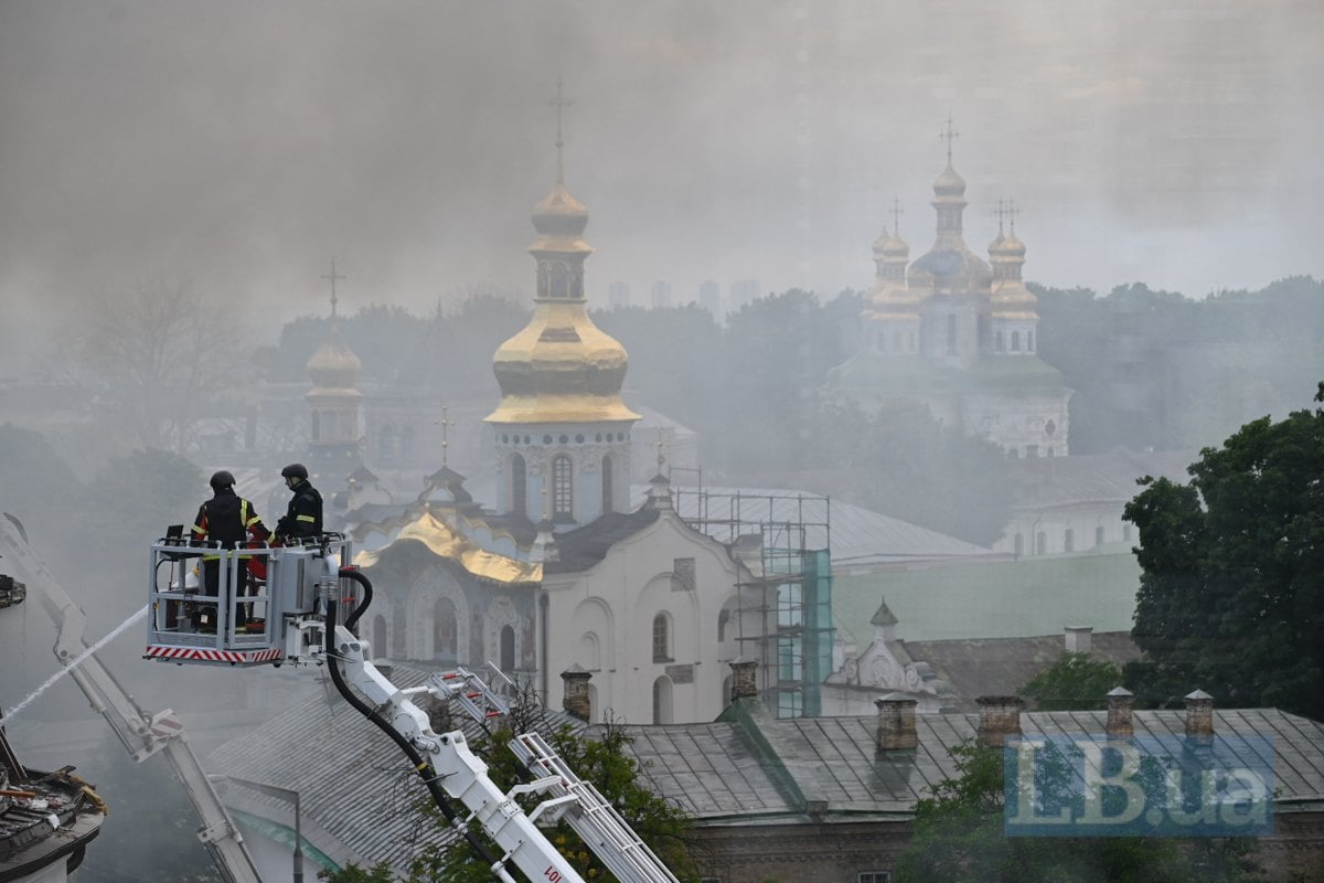 Рятувальники ліквідовують пожежі на даху Успенського собору Києво-Печерської Лаври 