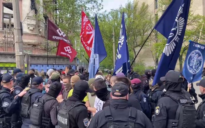 У Києві сталися сутички поліції та мітингарів, які протестували проти ЛГБТК+ кінофестивалю (доповнено)