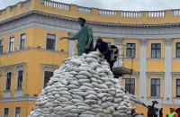 В Одессе памятник Дюку забросали мешками с песком