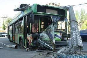 В Киеве троллейбус с пассажирами попал в аварию: есть пострадавшие
