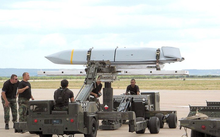 ЗМІ: Трамп розглядає можливість постачання Україні далекобійних ракет JASSM