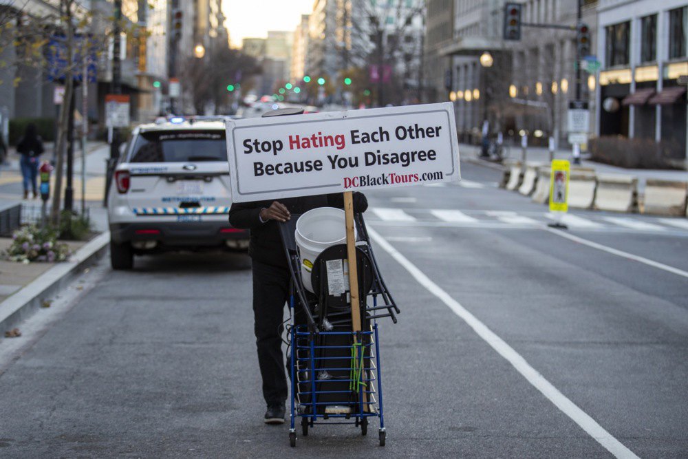 Напис на візку ’Досить ненавидіти одне одного через те, що ви не погоджуєтесь’ поблизу площі Black Lives Matters у Вашингтоні.