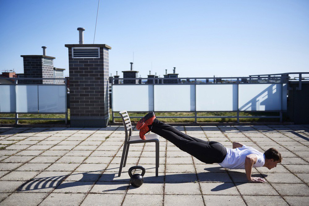 Чоловік тренується на даху своєї квартири в Сопоті, Польща