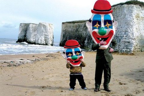 В Великобритании "жуткие клоуны" пугают детей, - The Guardian