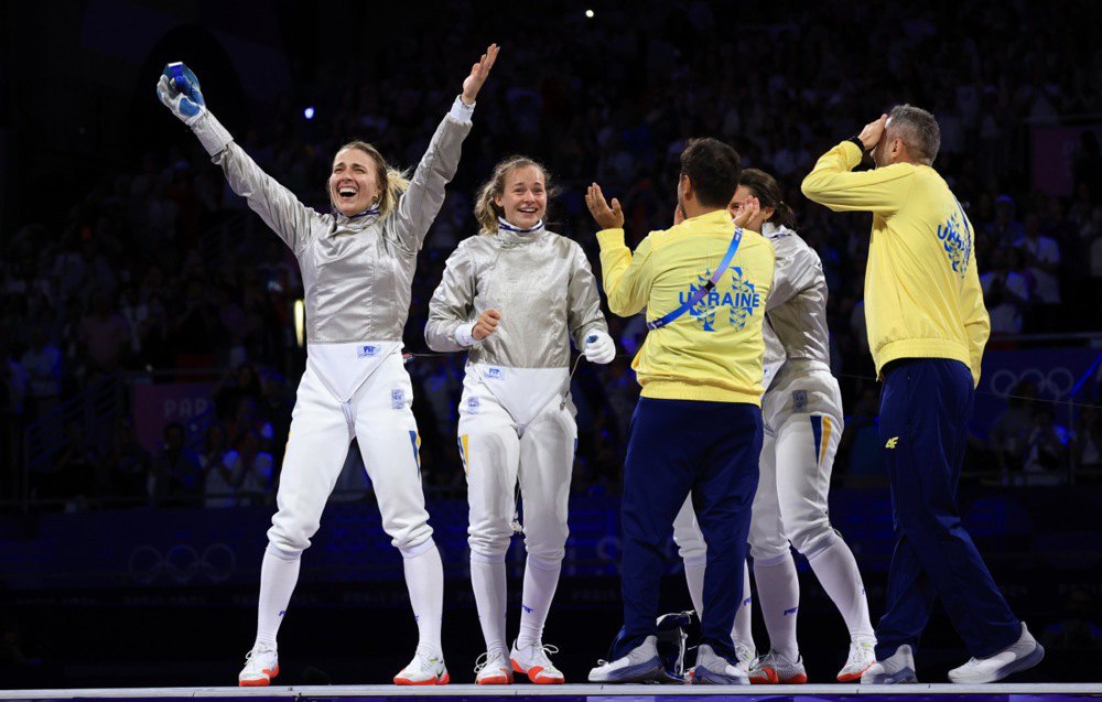 Збірна України з фехтування радіє перемозі у фіналі Олімпіади-2024.