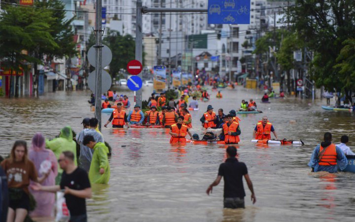 Повені та зсуви грунту у В’єтнамі спричинили смерть щонайменше 90 людей 