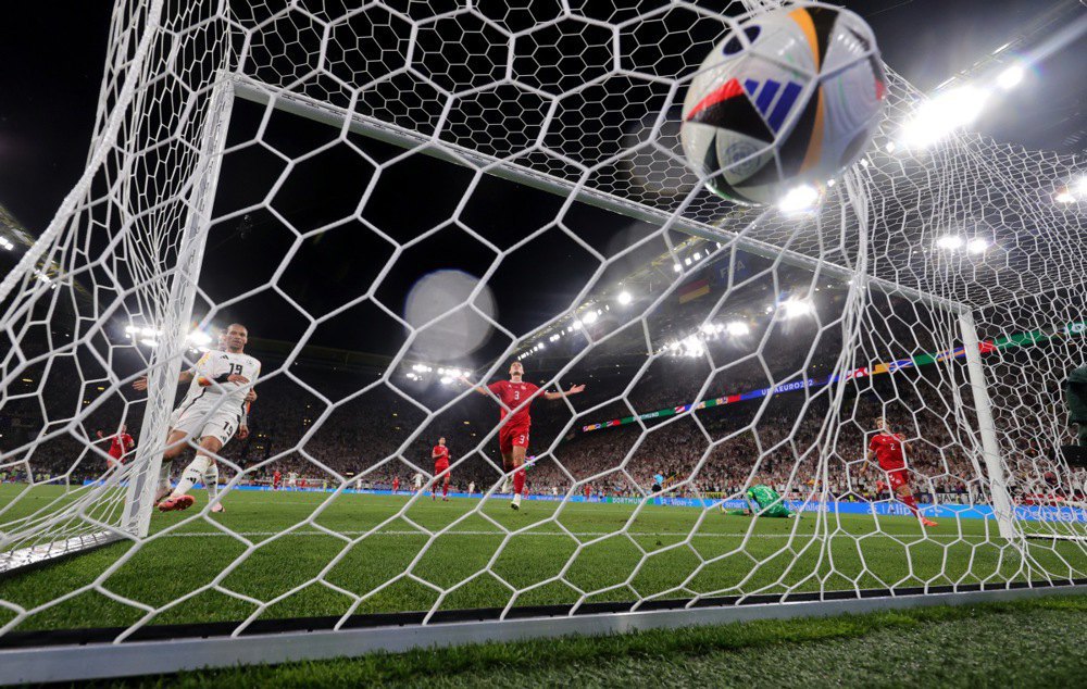 Яннік Вестергаард (по центру) з Данії реагує на те, як Німеччина забиває другий гол у матчі 1/8 фіналу Євро-2024 між Німеччиною та Данією в Дортмунді, Німеччина.
