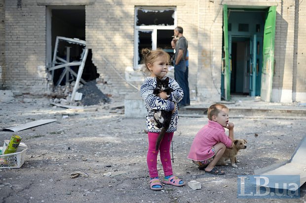Дети во дворе разрушеной школы, Иловайск, 2014 год