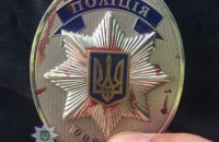 В Николаевской области грабитель, пытаясь выпрыгнуть с заложницей из окна, ранил ножом полицейского