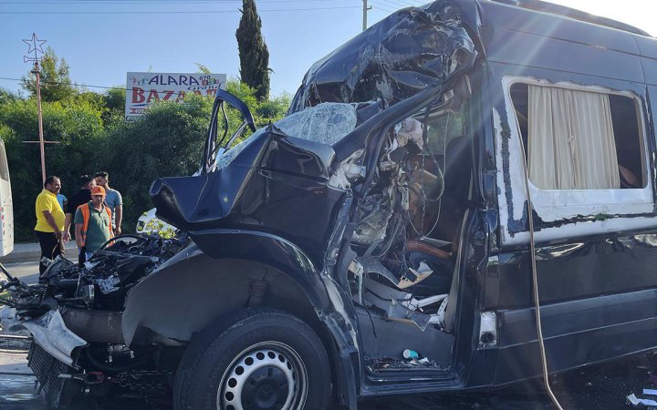 У Туреччині туристичний мікроавтобус зіткнувся з вантажівкою, загинула український гід