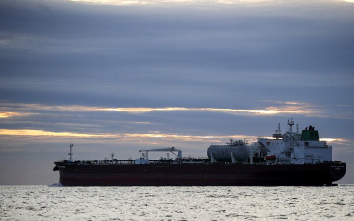 ЄС посилить моніторинг про танкери, які перевалюють російську нафту з судна на судно