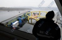 На строительстве Подольского моста в Киеве упал кран