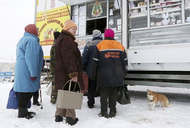 Беларусы стоят в очереди в мобильный продуктовый магазин в деревне Уса, 14 декабря 2016 г.