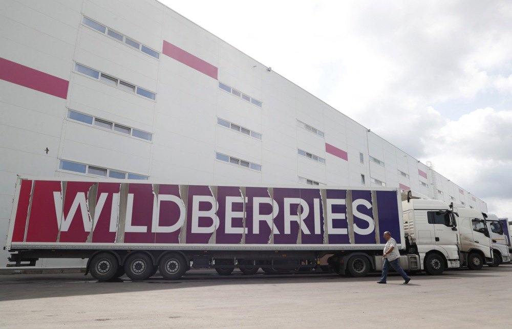 Вантажівки <i>Wildberries</i> біля складу компанії в c. Коледіно поблизу Подольська Московської області, 29 липня 2021 року.