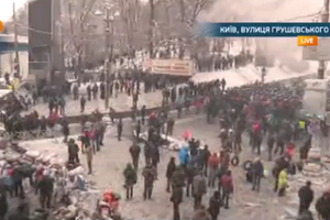Обстановка на Грушевского спокойная, демонстранты возводят баррикады