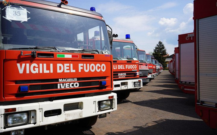 45 пожежних автомобілів прибули з Італії в Україну, - Акопян