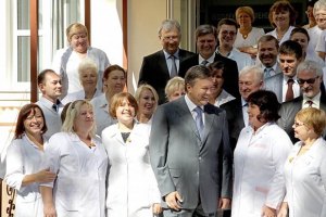 Янукович обещает медикам рост зарплаты 