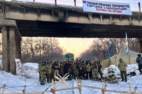 Суд арештував локомотив і 57 вагонів, які заблокували залізничне сполучення в Луганській області