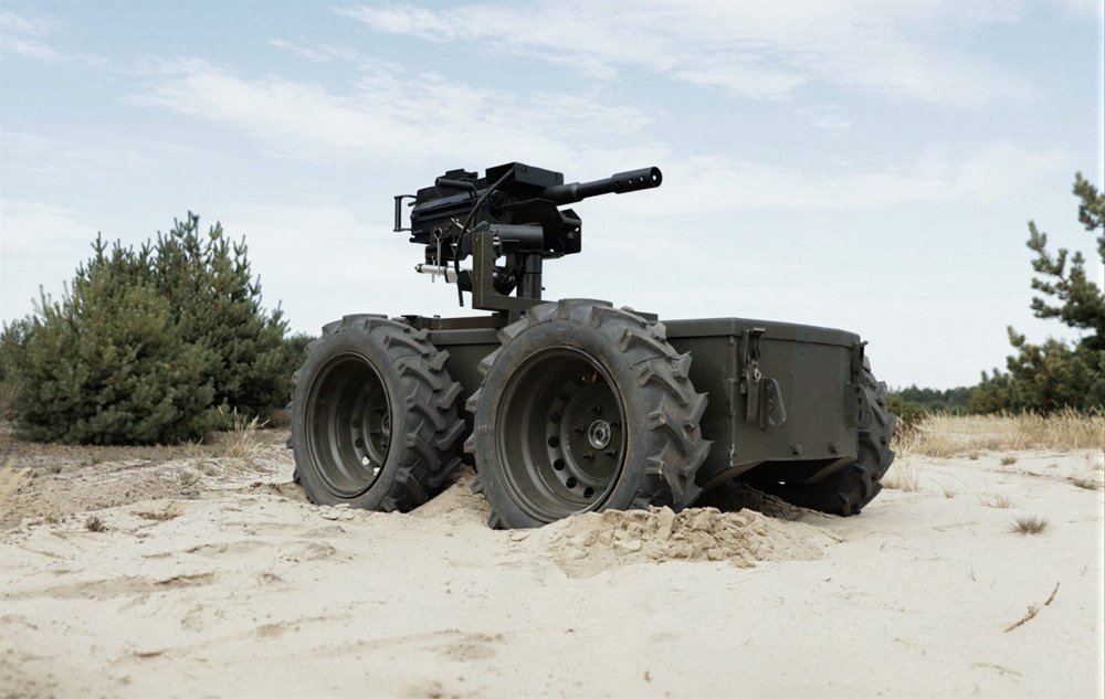 «Змій міні ударний» — броньована мобільна платформа з бойовим модулем, здатна діяти під вогнем, на мінних полях і пересіченій місцевості, забезпечуючи точні атаки, маневреність і оперативну підтримку там, де неможливо застосувати більшу техніку. Це інструмент для штурму, зачистки та ближнього бою.