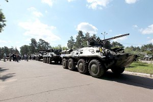 Очевидцы сообщают, что в Луганск со стороны РФ въехало 6 танков, 6 БТР и 8 КАМАЗов с боевиками