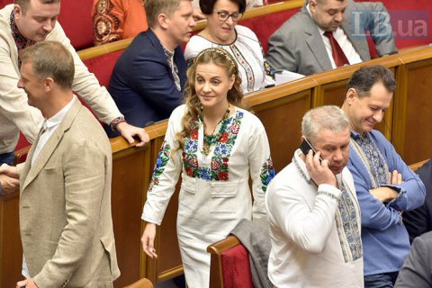 Депутаты пришли в Верховную Раду в вышиванках