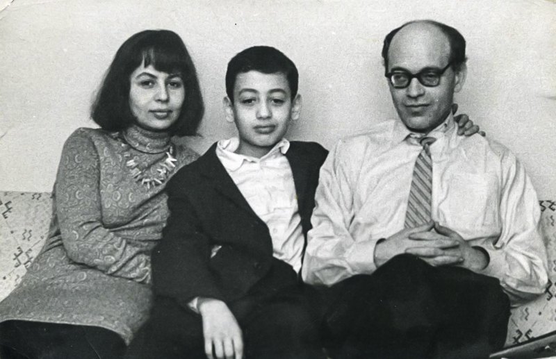 Матвій Вайсберг з батьками