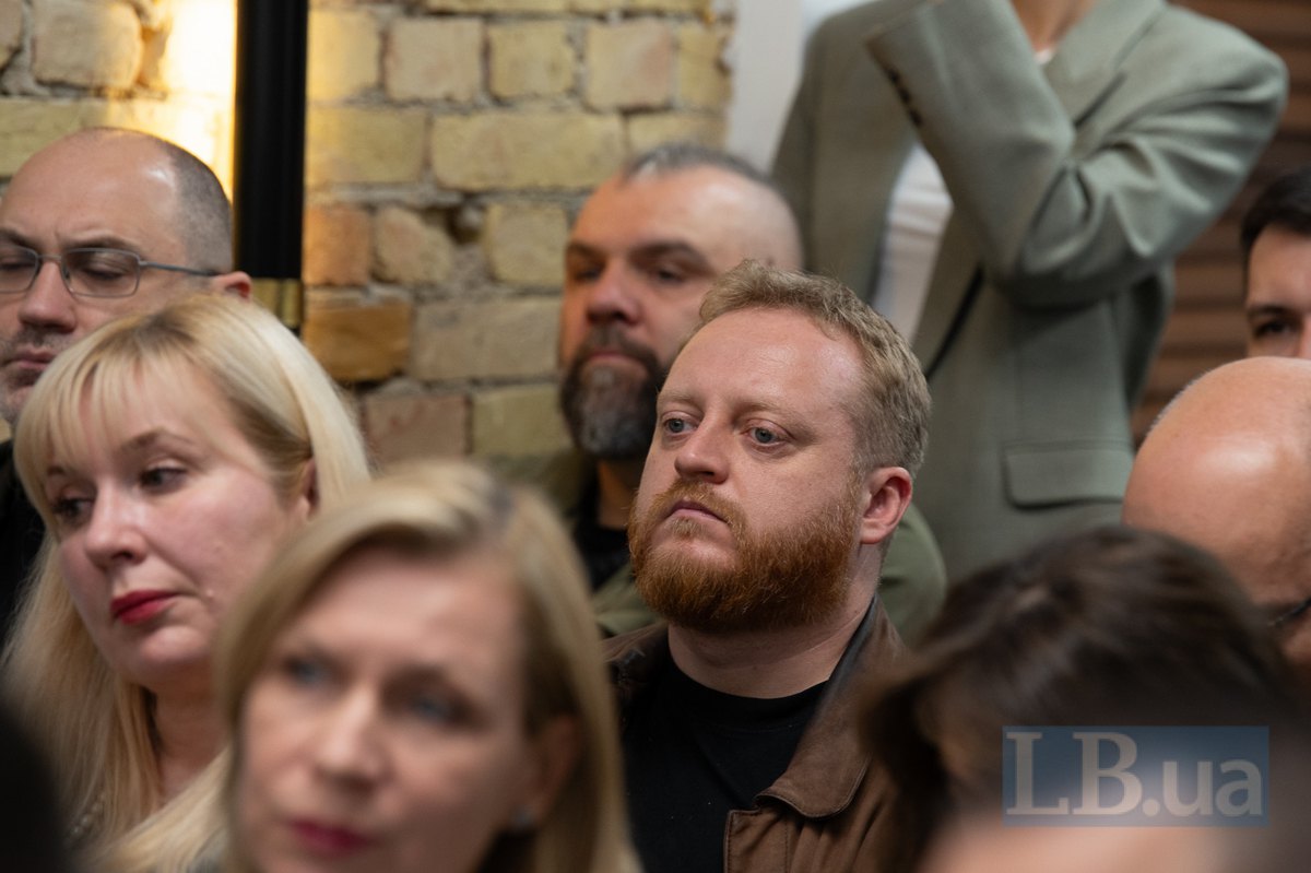 Петро Охотін, фахівець з інформаційної безпеки , військовослужбовець ( у центрі)