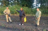 Пограничники задержали мужчину с пакетом конопли, который пешком шел в Россию