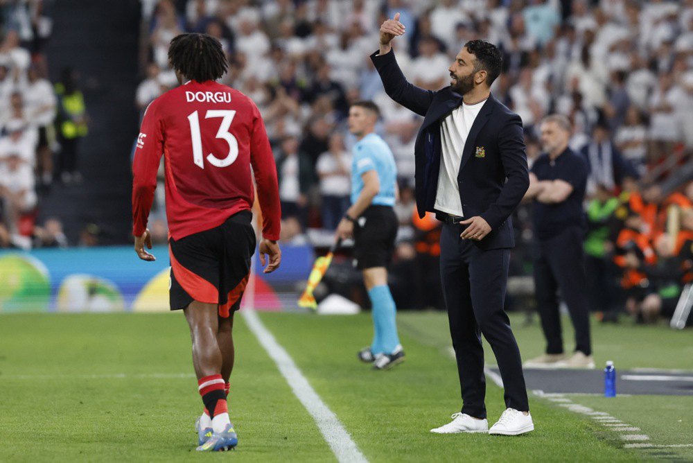 Тренер &quot;МЮ&quot; Рубен Аморім (праворуч) під час матчу