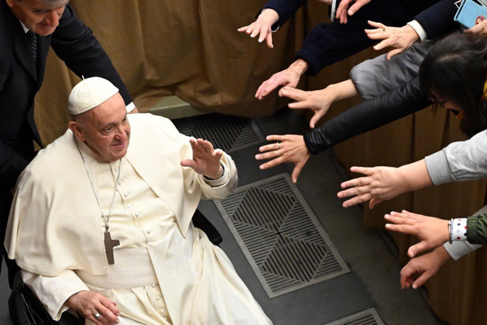 Папа Франциск під час зустрічі з паломниками в залі аудієнцій у Ватикані, 20 квітня 2024 р.