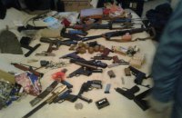 У Києві затримали чоловіка, який зберігав удома 10 пістолетів, 7 гранат і 500 патронів